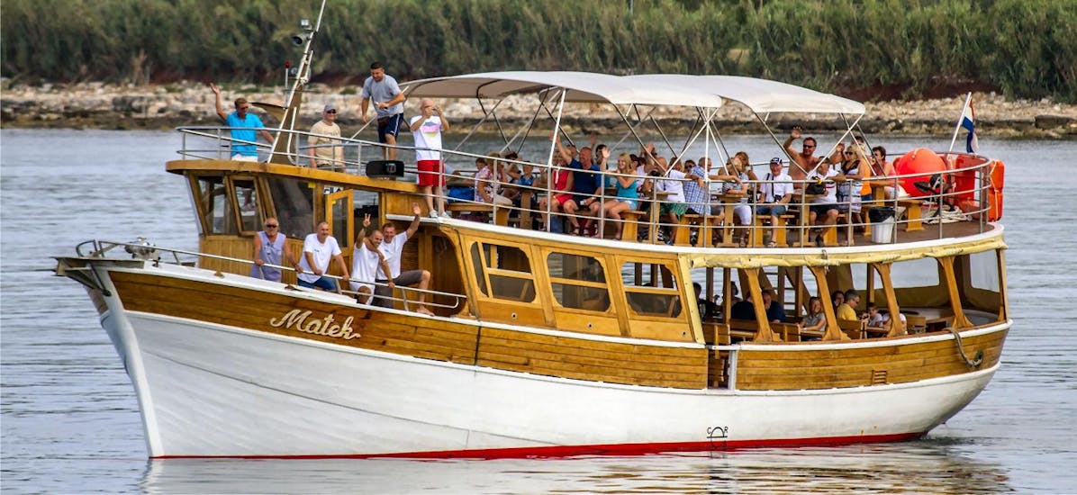 Das Boot von Excursions by Matek während seiner Tour nach Rovinj & zum Lim Fjord inkl. der Piratenbucht bei der Istrischen Küste in Novigrad.