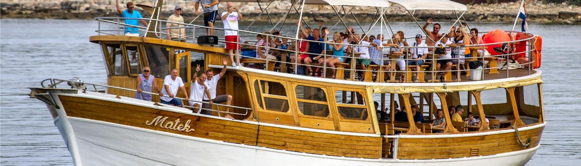 La barca di Excursions by Matek durante il suo tour a Rovigno e al Fiordo di Leme sulla costa istriana a Novigrad.