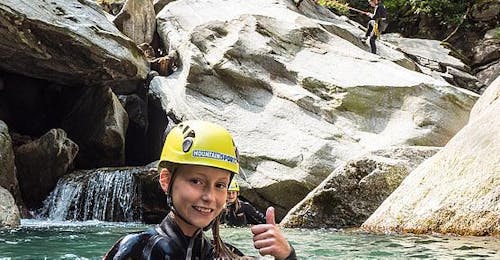 Canyoning for Kids & Teens in Zemmschlucht - Jump & Run with Mountain Sports Mayrhofen A girl is swimming in the clear water of the gorge during her Canyoning for Kids & Teens in Zemmschlucht - Jump & Run with Mountain Sports Mayrhofen.
