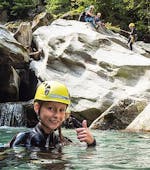 Ein Mädchen schwimmt beim Canyoning für Kids & Teens in der Zemmschlucht - Jump & Run mit Mountain Sports Mayrhofen im klaren Wasser der Schlucht.