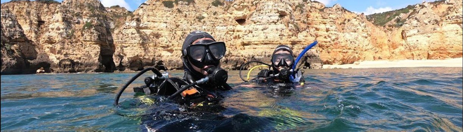 A man is doing a discover scuba diving course in Lagos at the Algarve with Lagos Divers.
