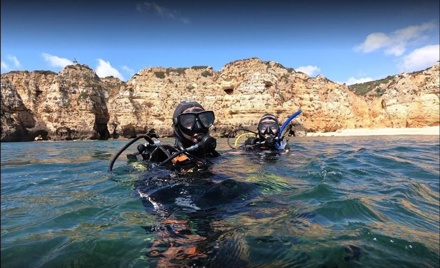 Two people are doing a PADI Scuba Diver course in Lagos on the Algarve with Lagos Divers.