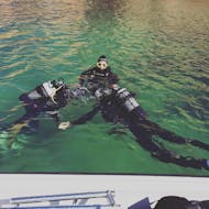 Tres personas hacen el curso de buceo PADI Scuba Diver con Lagos Divers en Lagos en la Ponta da Piedade.