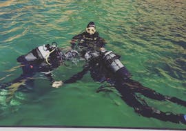 Three people are doing a PADI Scuba Diver Course with Lagos Divers in Lagos at the Ponta da Piedade. 