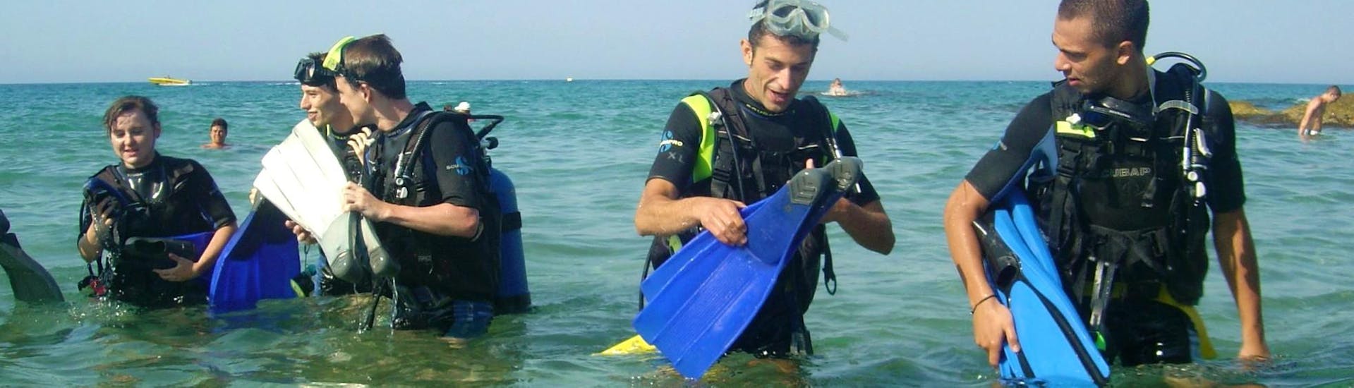 Un group de plongeurs se prépare à son baptême à Hersonissos avec Coral Diving Center Crete. 