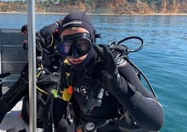 PADI Open Water Diver-cursus in Lagos voor beginners met Lagos Divers Algarve Een deelnemer doet een PADI Open Water Diver in Lagos aan de Algarve met Lagos Diver.