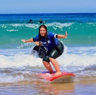 Une jeune fille glisse sur une vague lors d'un cours de surf sur la Plage du Penon avec Surf Evolution Seignosse. 