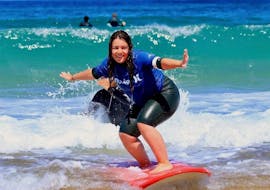 A girl is riding on a wave during a Surf Lesson on Penon Beach with Surf Evolution Seignosse. 