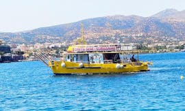 El catamarán de Creta Semi-Submarine navega por el mar frente al puerto de Agios Nikolaos en Creta.