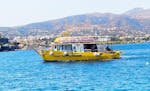 Il catamarano di Creta Semi-Submarine attraversa il mare al largo del porto di Agios Nikolaos a Creta.