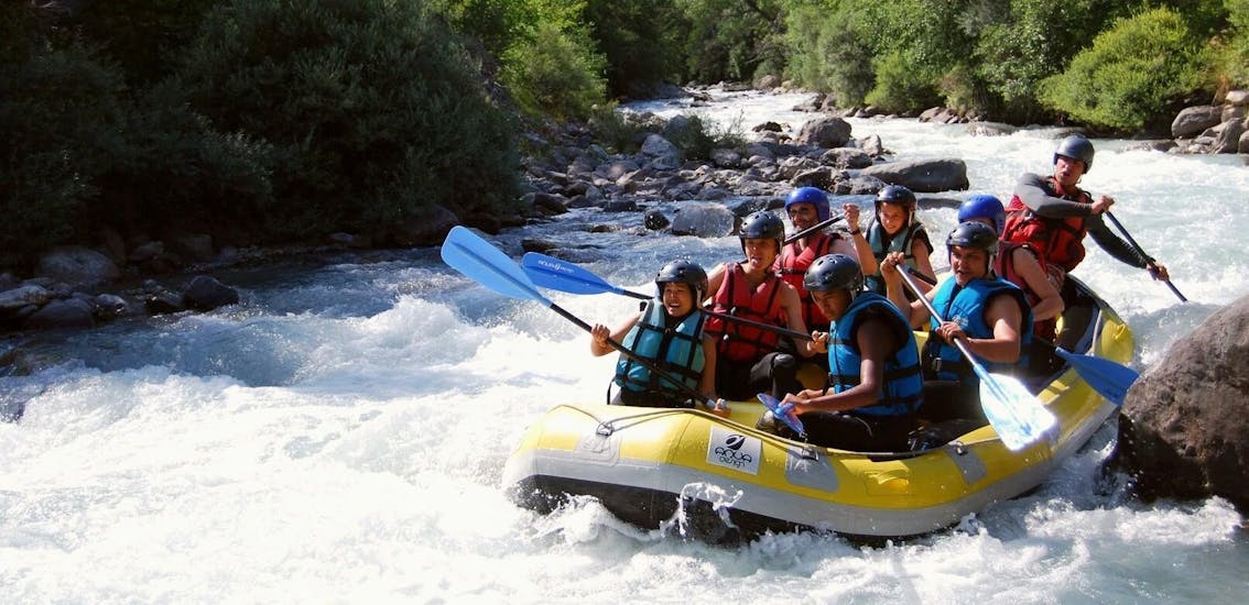 A group is crossing a rocky part of the Guisane River while their classic rafting tour with Piraft Rafting Serre-Chevalier.