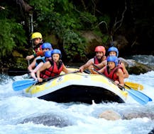 A family is enjoying the classic rafting course of Piraft Rafting Serre-Chevalier on the Guisane River.