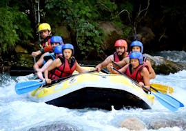 A family is enjoying the classic rafting course of Piraft Rafting Serre-Chevalier on the Guisane River.