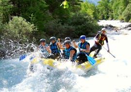 Un grupo salpicado por la espuma durante una excursión de rafting en el río Guisane con Piraft Rafting Serre-Chevalier.