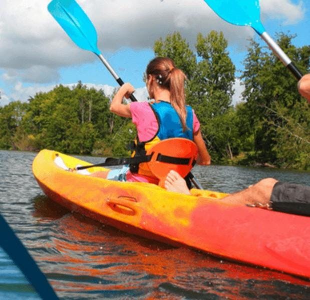 Kajakverleih an der Côte des Nacres mit Acqua et Natura Solenzara Ein Paar paddelt während des Kajakverleihs an der Côte des Nacres, der von Acqua et Natura angeboten wird, auf dem Fluss, der zum Meer führt.