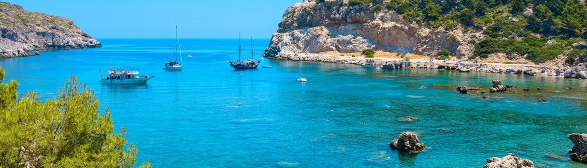 La baie que vous visiterez grâce à notre Balade privée en bateau aux sources Kallithea depuis Rhodes avec BOSS Cruises.