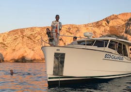 Balade privée en bateau au coucher de soleil au Frioul avec Eco Calanques Marseille.