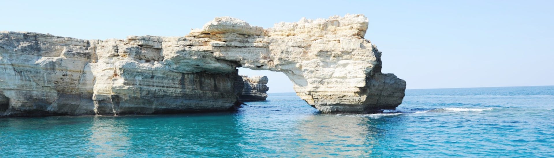 Immagine della baia durante il viaggio in barca da Rethymno a Panormo con Dolphin Cruises Crete