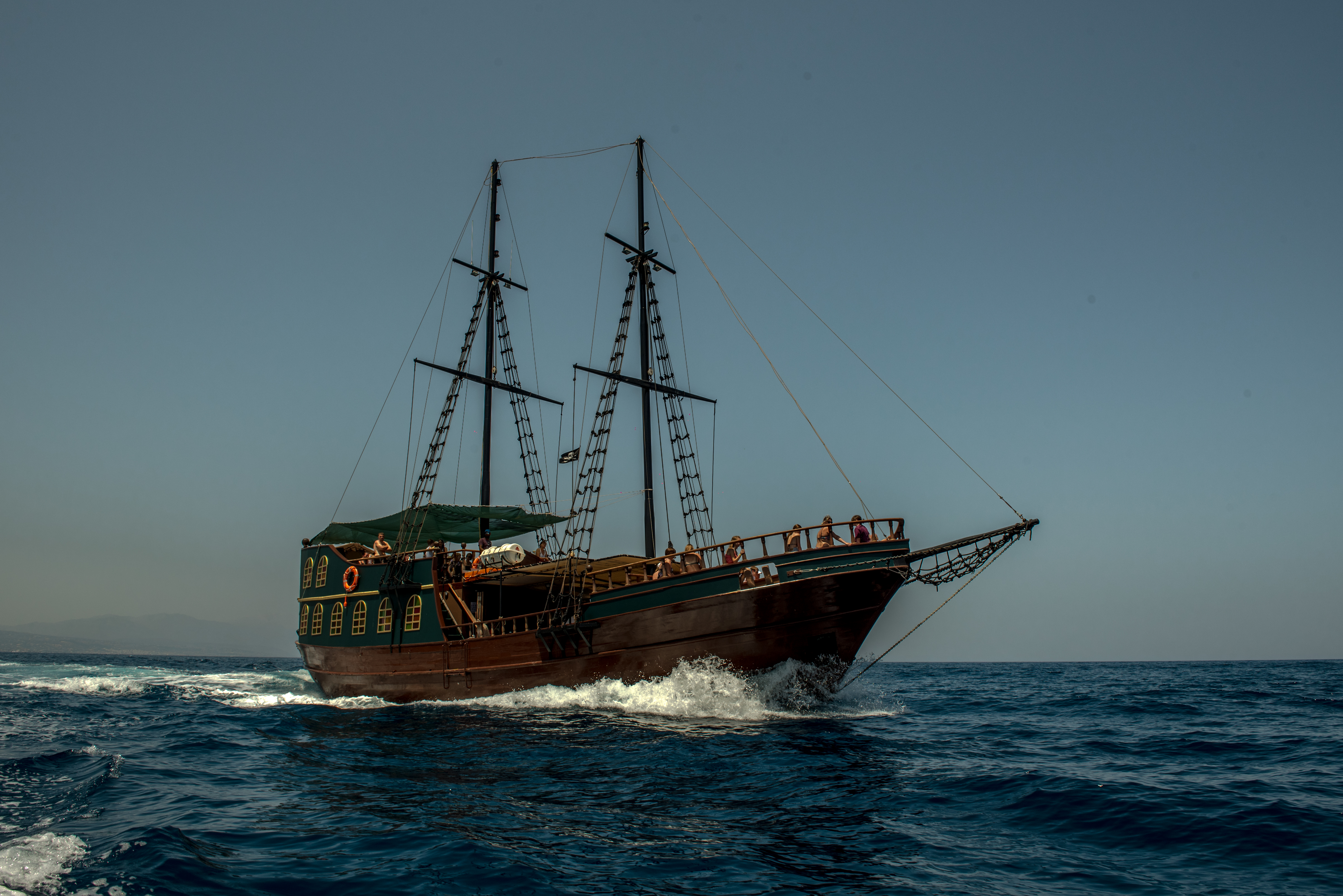 Paseo en barco pirata a la bahía de Kefalas en Creta con esnórquel.