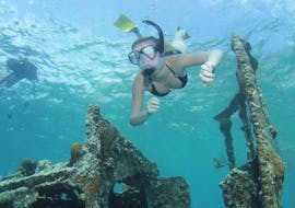Een persoon doet aan snorkelen tijdens de Piraten Boottocht naar Kefalas baai op Kreta met Snorkelen met Dolfijn Cruises.