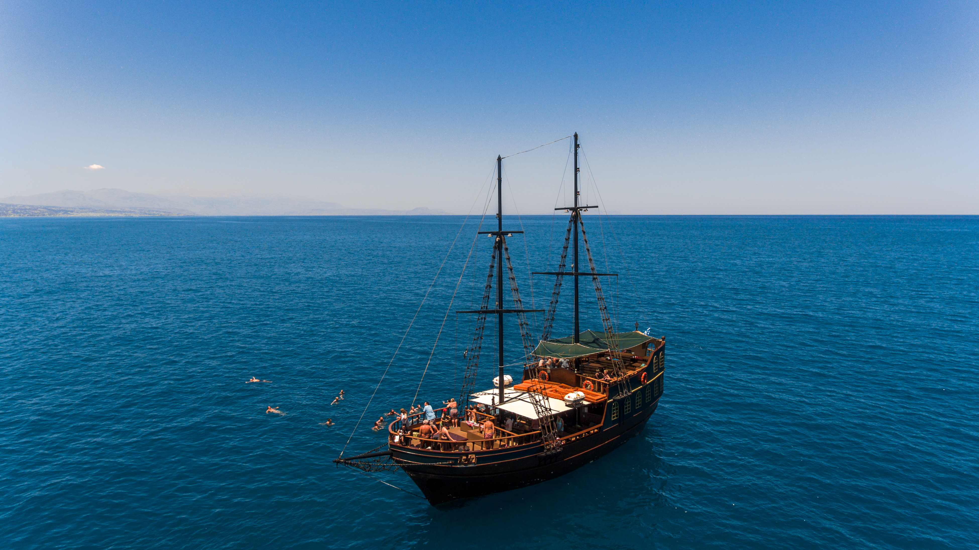 Bootsfahrt zum Camarola-Bogen in Kreta mit Schwimmstop mit Dolphin Cruises Crete CAPTAIN HOOK.