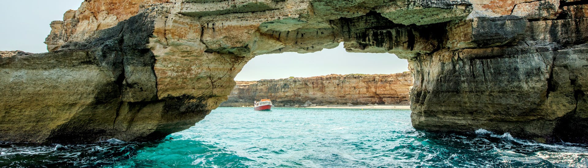 Uitzicht vanaf de boot tijdens de boottocht van Rethymno naar de piratengrotten op Kreta met Dolphin Cruises.