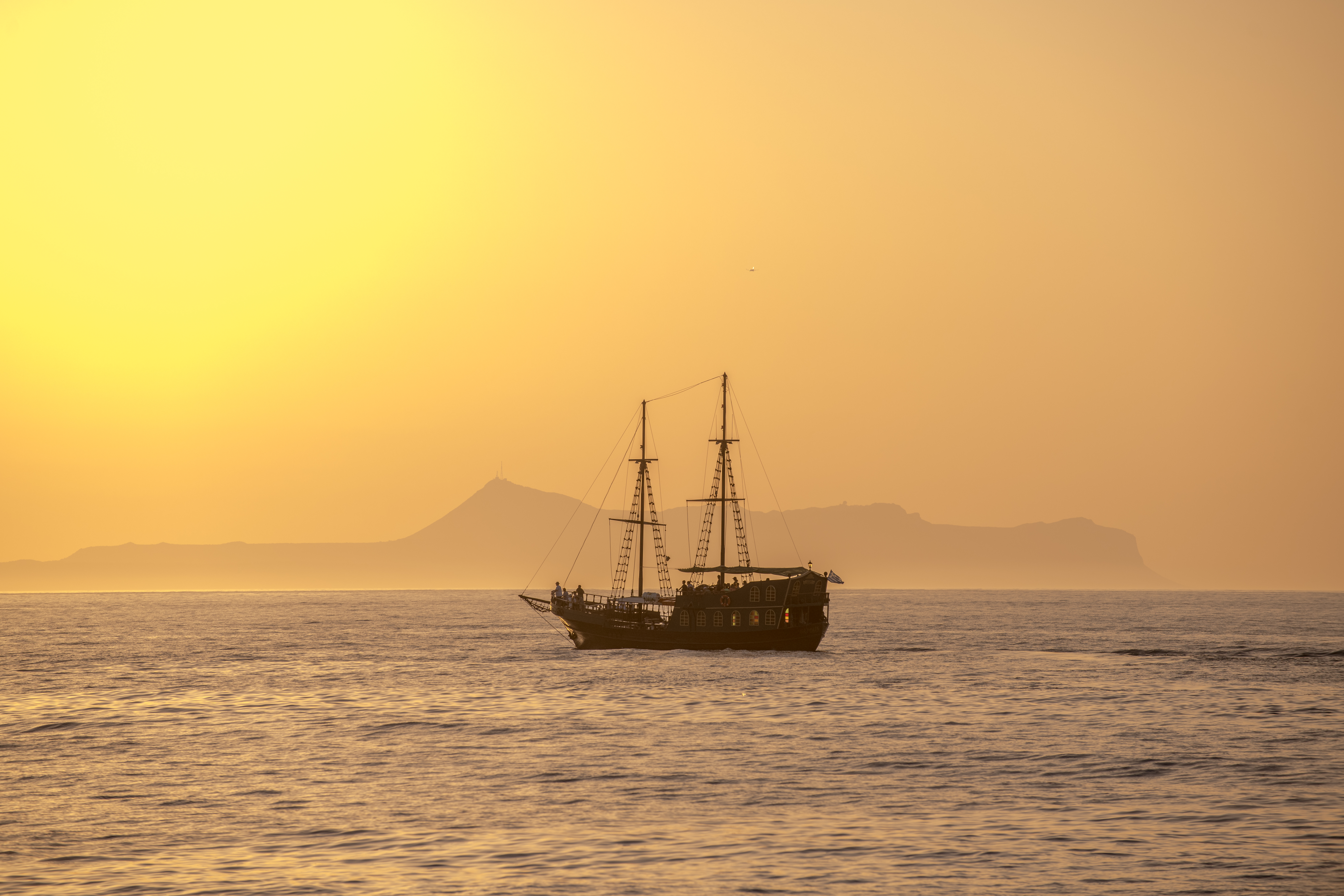 Piratenbootstour um Rethymno auf Kreta bei Sonnenuntergang mit Dolphin Cruises Crete CAPTAIN HOOK.