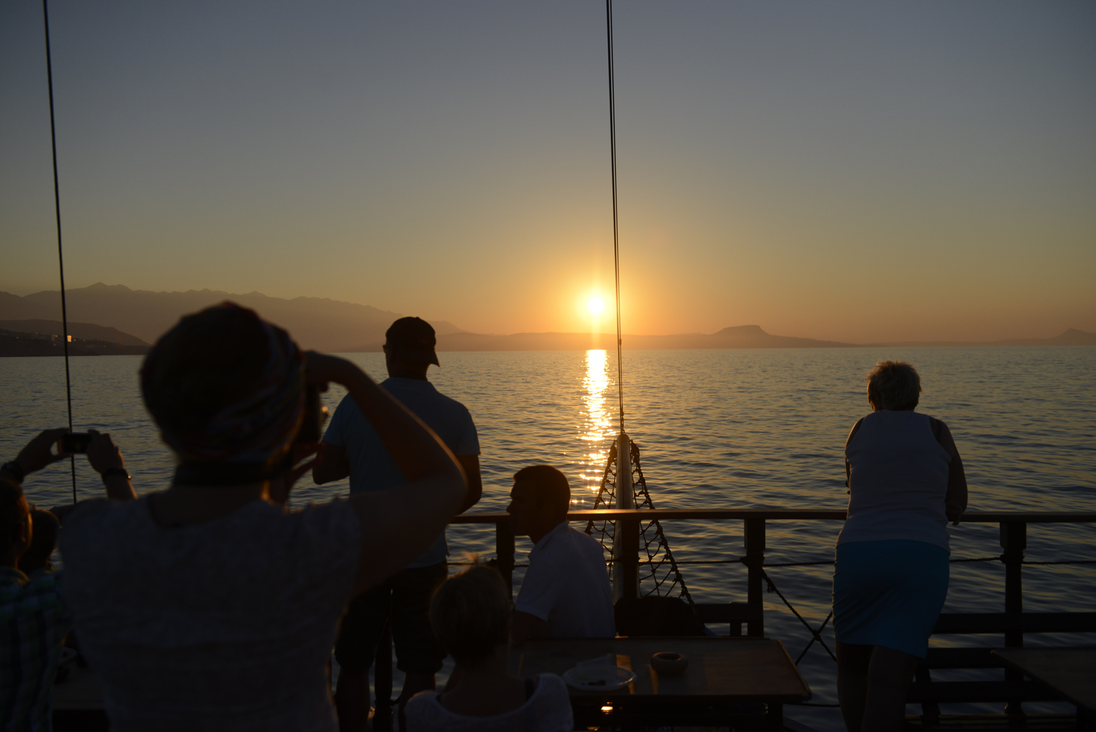 Piratenbootstour um Rethymno auf Kreta bei Sonnenuntergang.