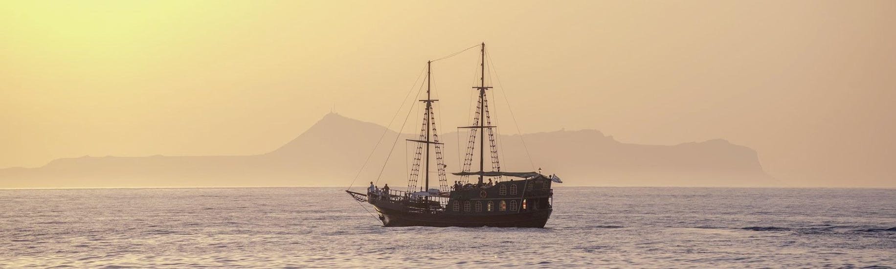 Gita in barca dei pirati intorno a Rethymno al tramonto, a Creta.