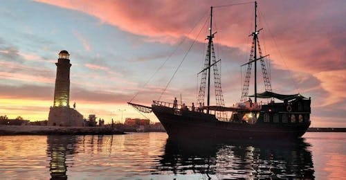 Gita in barca dei pirati intorno a Rethymno al tramonto, a Creta con Dolphin Cruises Crete Gita in barca dei pirati intorno a Rethymno al tramonto, a Creta con Dolphin Cruises Crete.
