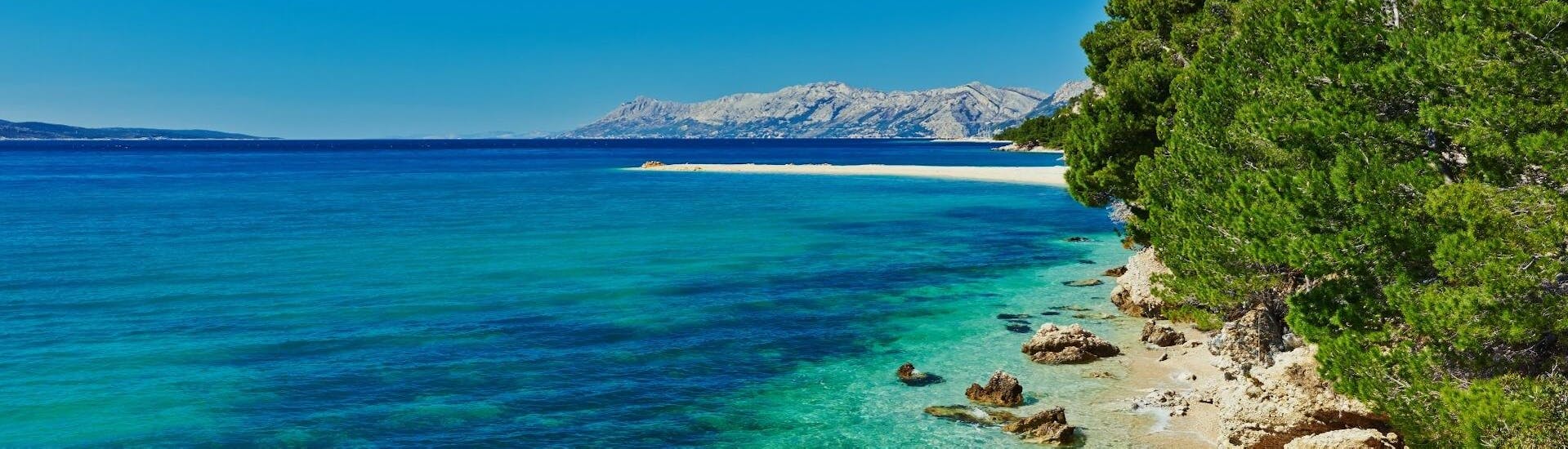 Sicht auf eine Insel in Kroatien während der Bootstour von Split nach Brač, Pakleni, Hvar & Šolta mit One Day Escape Split.