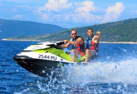 Deux personnes s'amusent lors de leur Randonnée en jet ski à Vošćice depuis Rakalj avec Istria Adventure. 