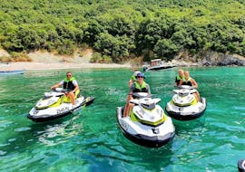 Des personnes font une Randonnée en jet ski vers la baie de Budava depuis Rakalj with Istria Adventure. 