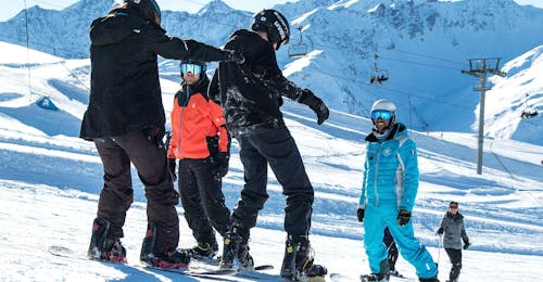 Snowboard-Kurs (ab 12 J.) für Anfänger mit ESI Alpe d'Huez - European Ski School Eine Gruppe von Snowboardern beim Snowboardkurs (ab 8 J.) für Anfänger von ESI Alpe d'Huez - European Ski School.