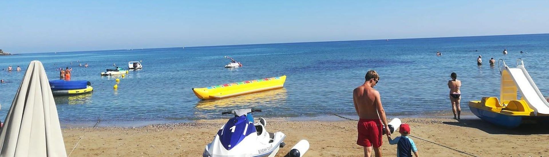 Foto vanaf het strand bij jetski in Stalida op Kreta met Slalom Watersports Crete.
