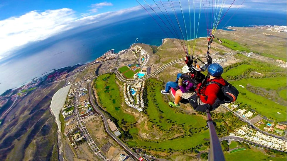 Deux personnes effectuent un vol tandem parapente à Costa Adeje au-dessus du parc du Teide avec Tenerife Top Paragliding.