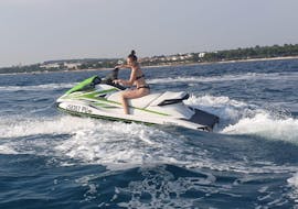 Eine Frau am Steuer eines Jet Ski am Bijeca Strand in Medulin mit GM Boat - Jet Ski Medulin