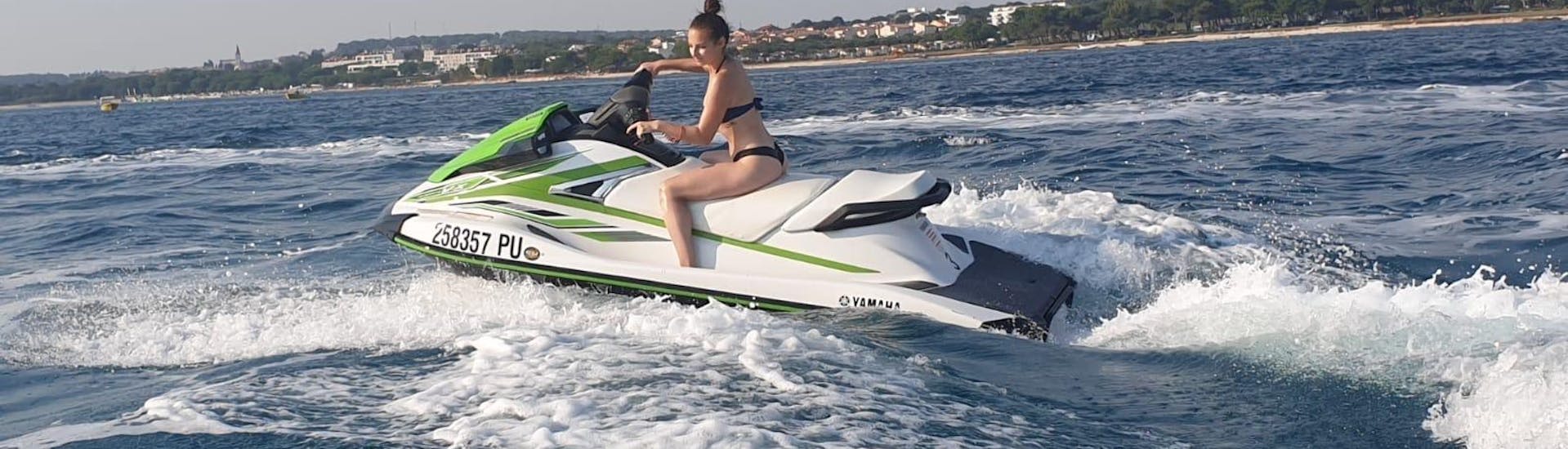 Une femme conduit un Jet Ski à Medulin avec GM Boat - Jet Ski Medulin.