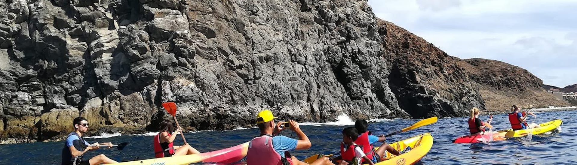 Una excursión en kayak de mar desde Los Cristianos va a un acantilado con Kayak Academy Tenerife.