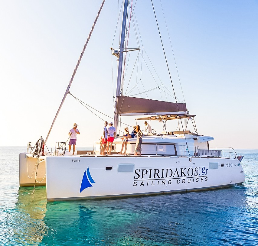 Foto des Katamarans der bei der Premium Segelkatamarantour zu den heißen Quellen mit BBQ mit Spiridakos Sailing Cruises Santorini verwendet wird.