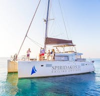 Foto des Katamarans der bei der Premium Segelkatamarantour zu den heißen Quellen mit BBQ mit Spiridakos Sailing Cruises Santorini verwendet wird.