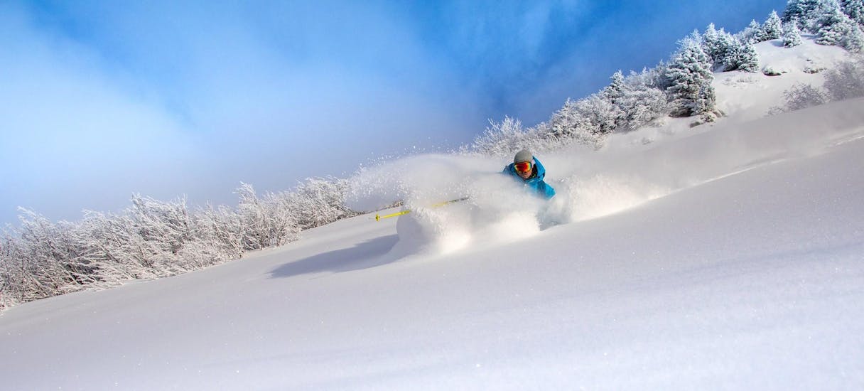 Ein Skifahrer fährt während seines privaten Skikurses für Erwachsene aller Levels mit der Skischule 360 Morzine einen Hang hinunter.