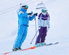 Un moniteur de ski donne des instructions pendant un Cours particulier de ski Adultes pour Tous niveaux avec l'école de ski 360 Morzine.