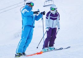 Un monitor de esquí está dando instrucciones durante las clases particulares de esquí para adultos de todos los niveles, con Ski School 360 Morzine.