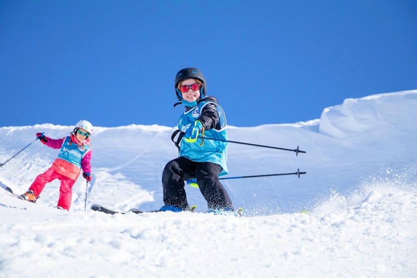Een kind is blij om te skiën tijdens zijn privé skilessen voor kinderen (vanaf 4 jaar) van alle niveaus met Skischool 360 Morzine.
