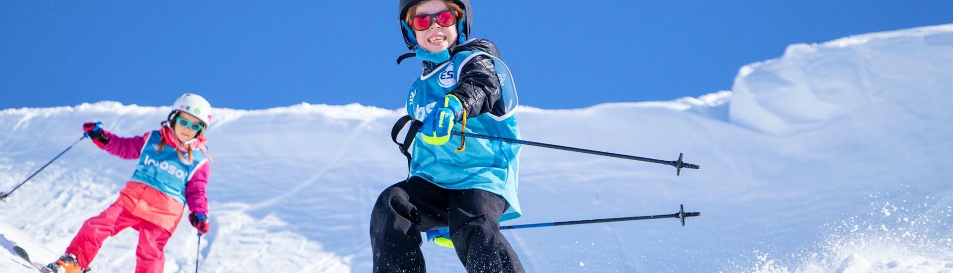 Un niño está feliz de esquiar durante sus clases particulares de esquí para niños (a partir de 4 años) de todos los niveles, con la Ski School 360 Morzine.