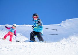 Un enfant est heureux de skier pendant son Cours particulier de ski Enfants (dès 4 ans) avec l'école de ski 360 Morzine.