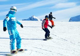 Snowboarders are learning their first turns during their Private Snowboarding Lessons (from 10 y.) for All Levels with Ski School 360 Morzine.