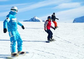 Los snowboarders están aprendiendo sus primeros giros durante sus clases particulares de snowboard (a partir de 10 años) para todos los niveles, con Ski School 360 Morzine.