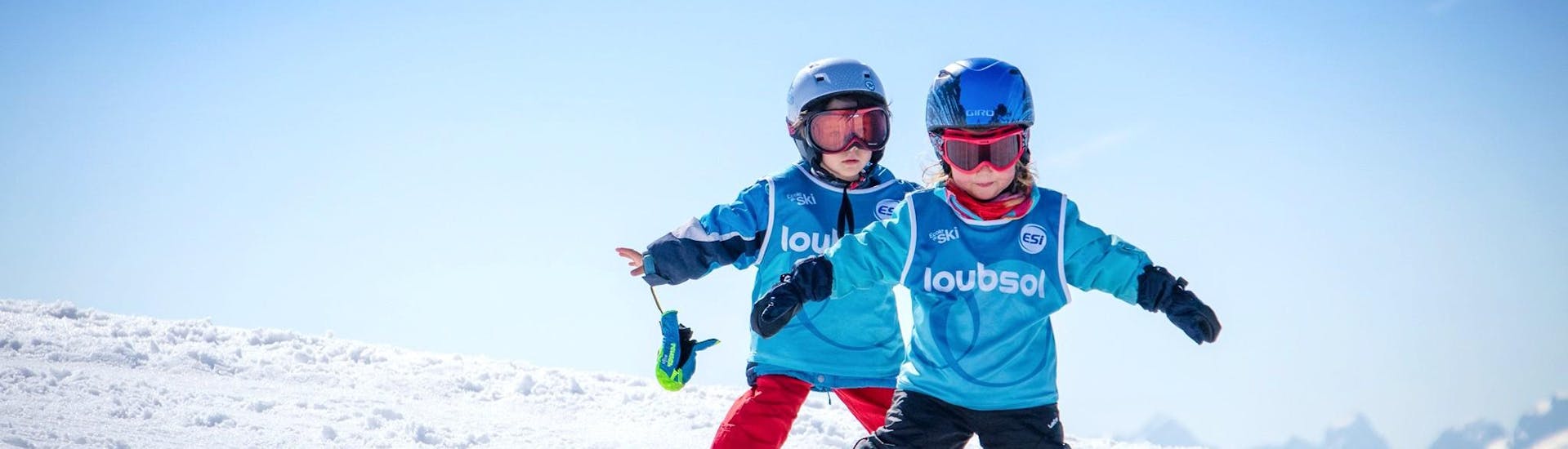 Les enfants font leurs premiers pas pendant leur cours particulier de ski Enfants (jusqu'à 4 ans) avec l'école de ski 360 Morzine.